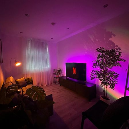 Retro Suite A Luxury Apartment With King Size Bed Wii Games And Entertainment Лестер Экстерьер фото